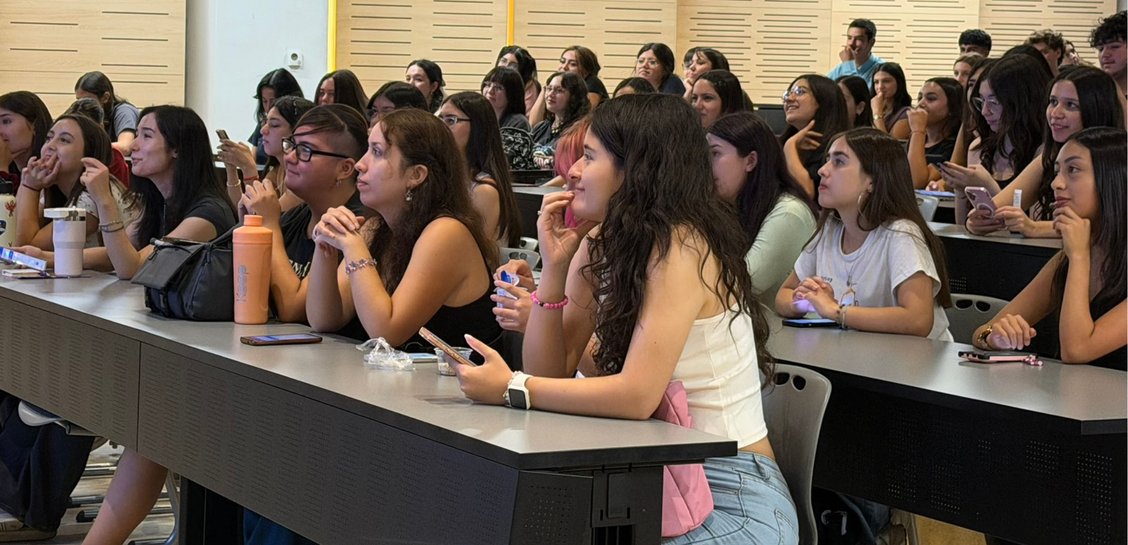 Estudiantes de Medicina Veterinaria UC atentos en charla en auditorio de la escuela