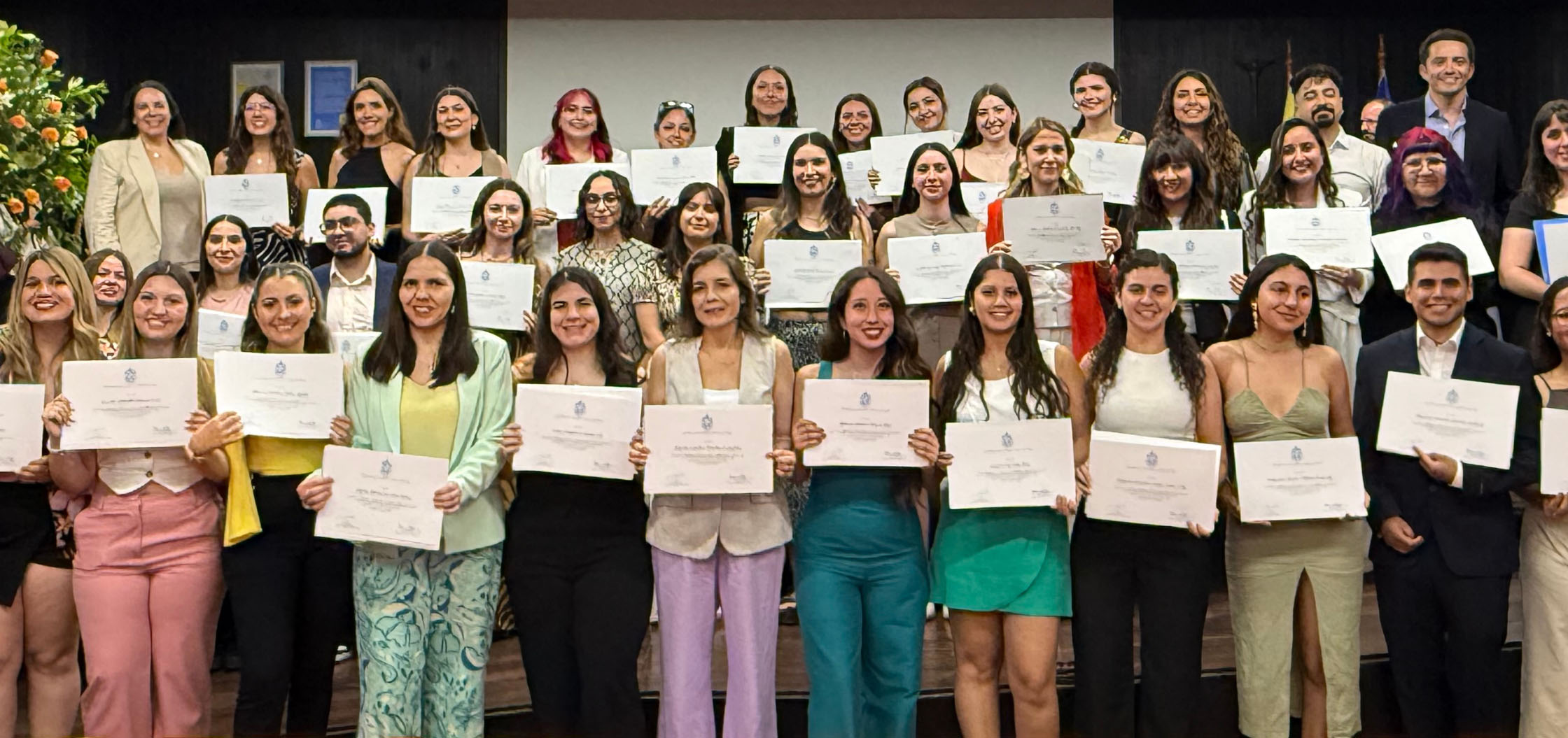Egresados de diplomados Medicina Veterinaria UC con sus certificados en ceremonia de titulación.
