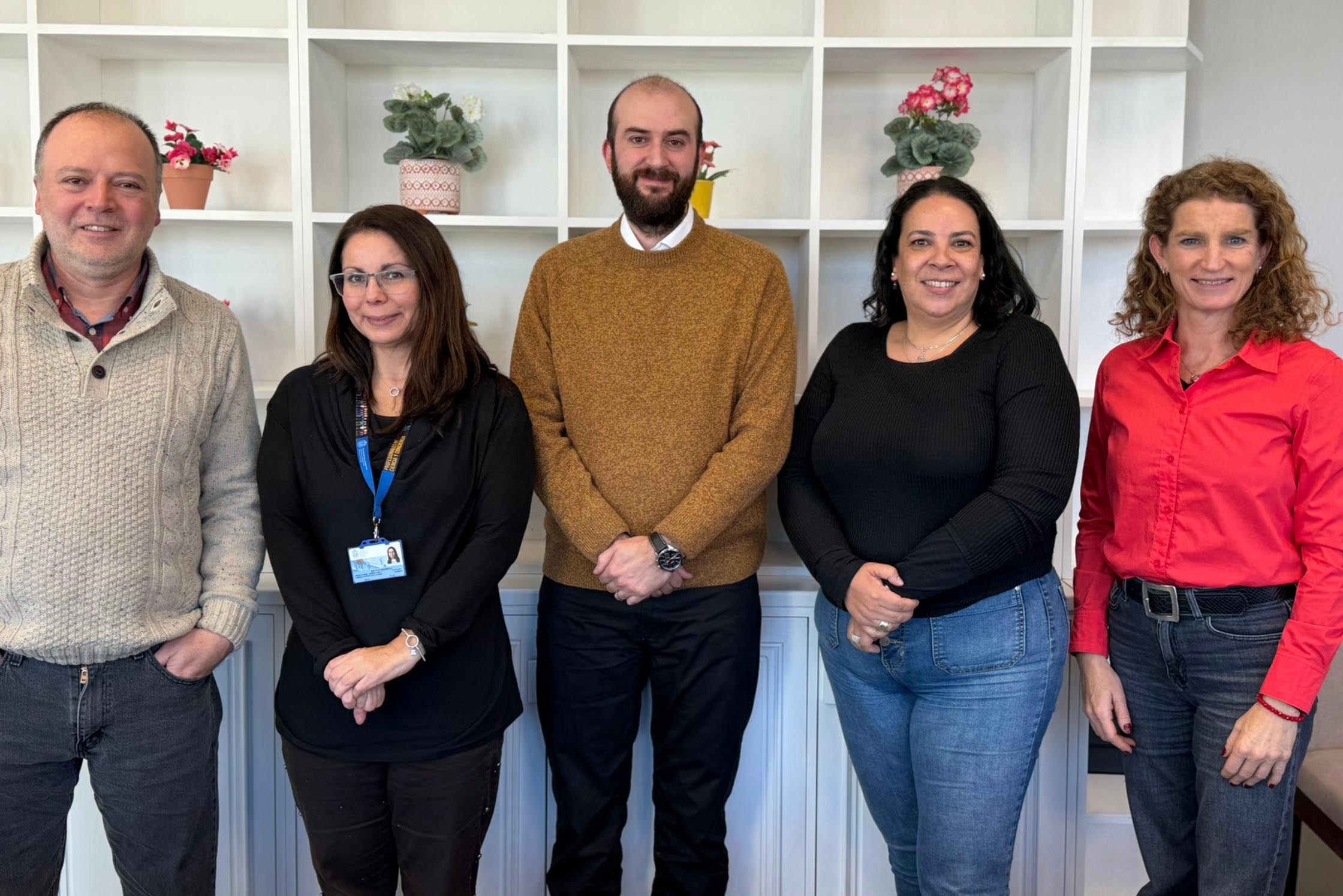 Equipo de directores de la Escuela de Medicina Veterinaria en el interior del edificio académico.
