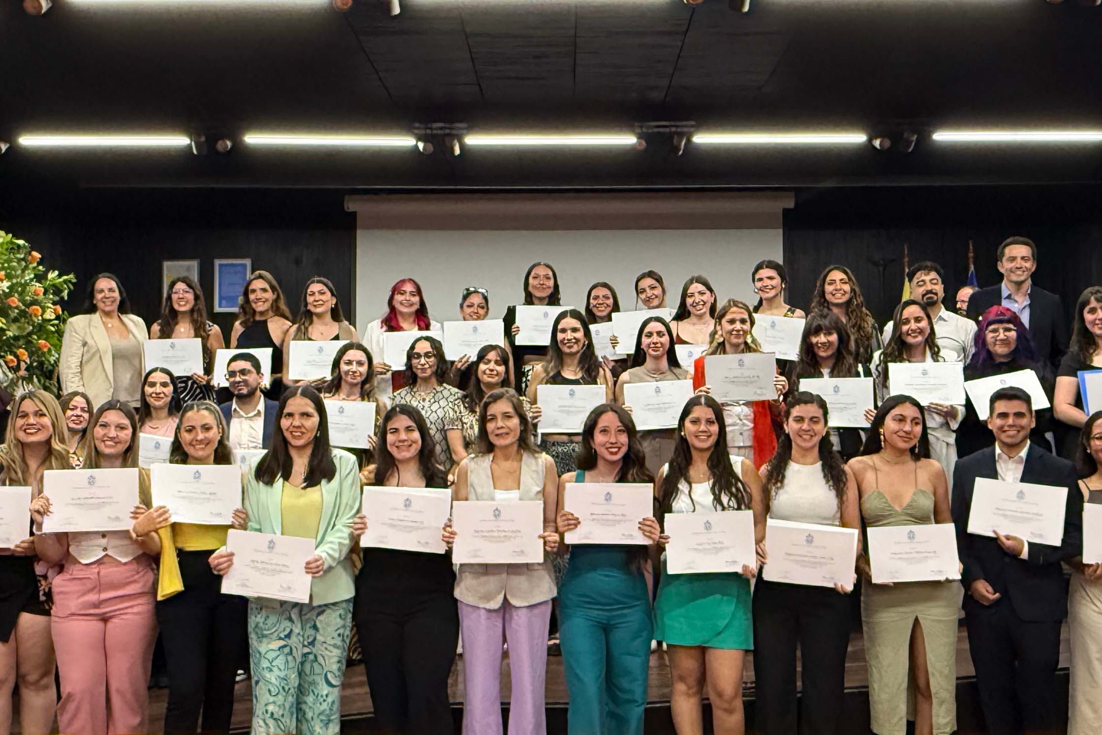 Egresados de diplomados Medicina Veterinaria UC con sus certificados en ceremonia de titulación.