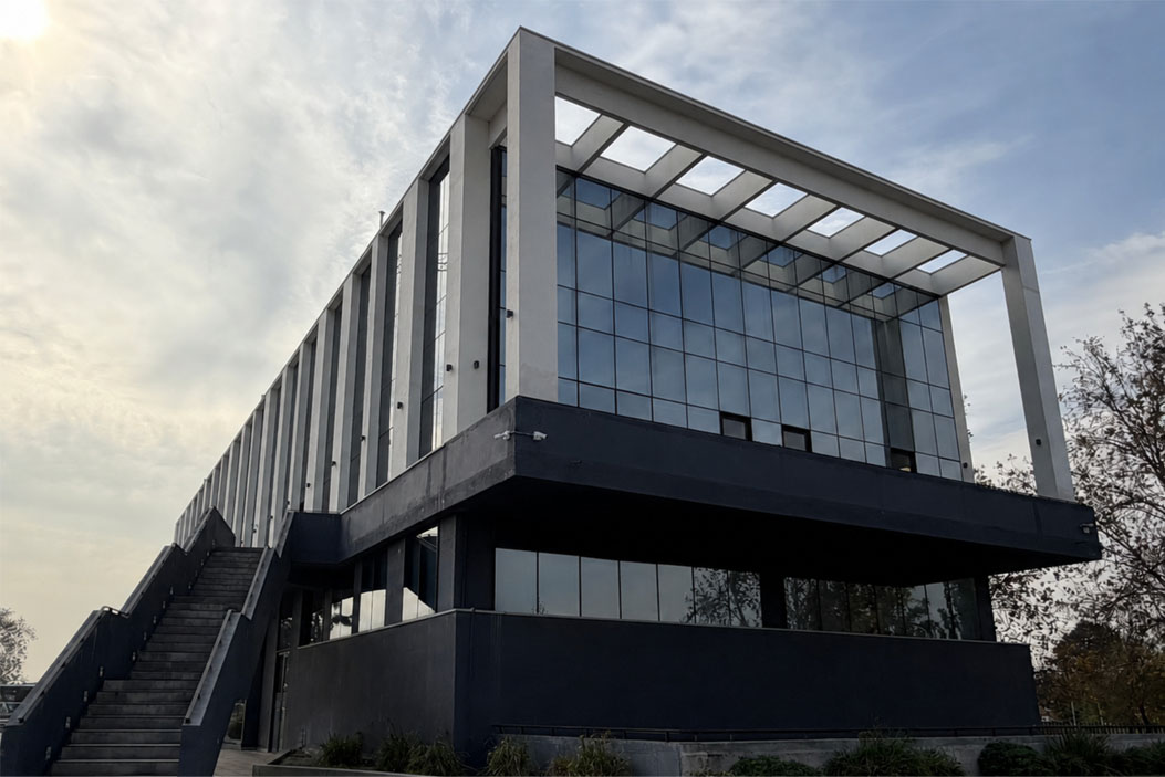 Exterior del Edificio de la Escuela Medicina Veterinaria UC en Campus San Joaquín, Macul